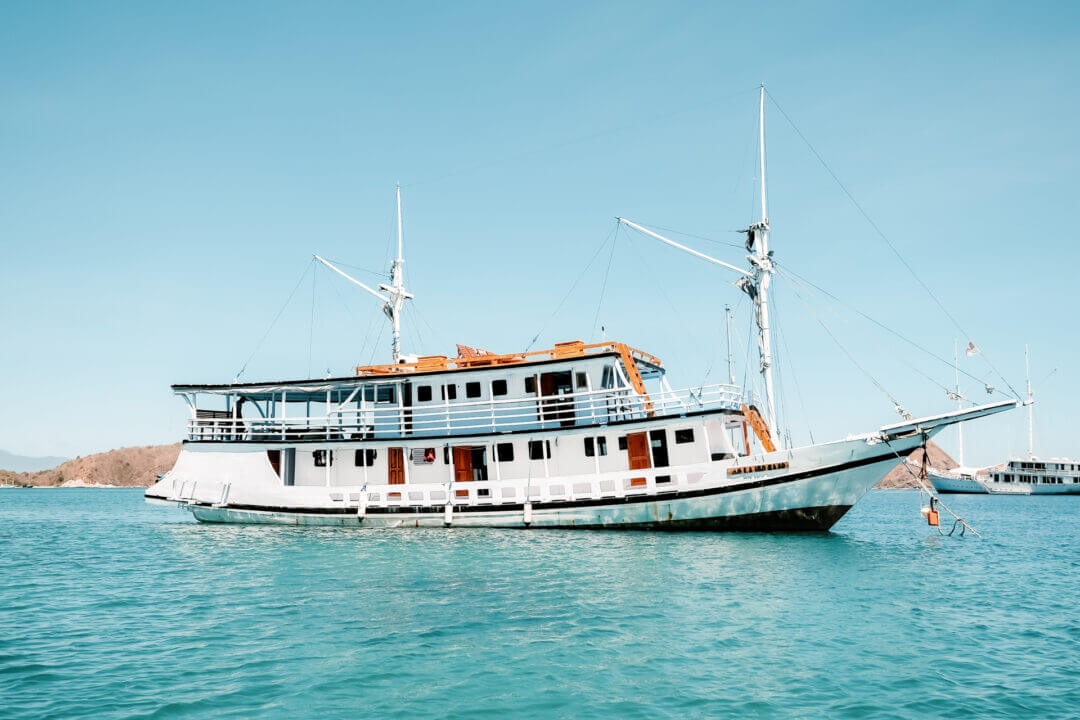 komodo islands boat tour indonesia