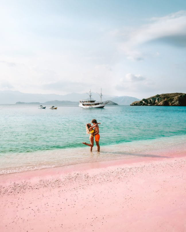 roze strand komodo eilanden