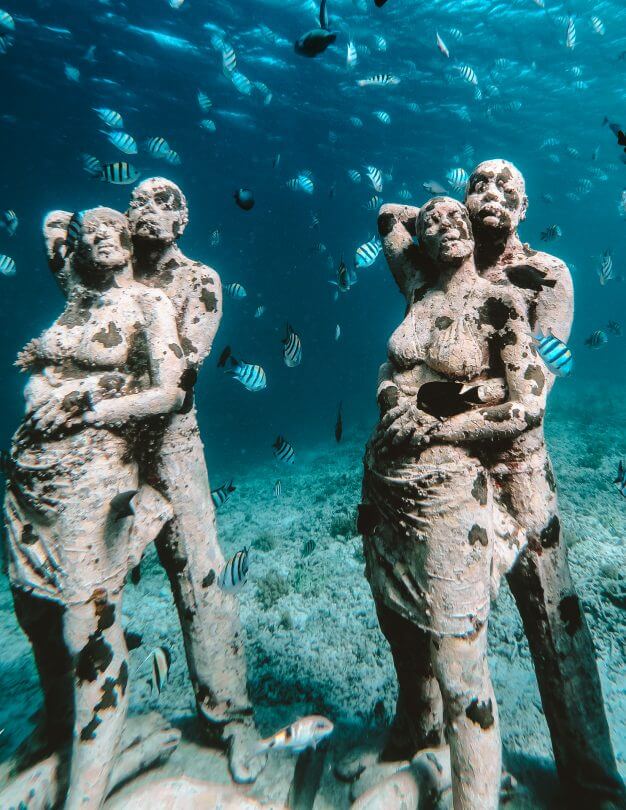 gili snorkelen onderwater standbeelden vissen
