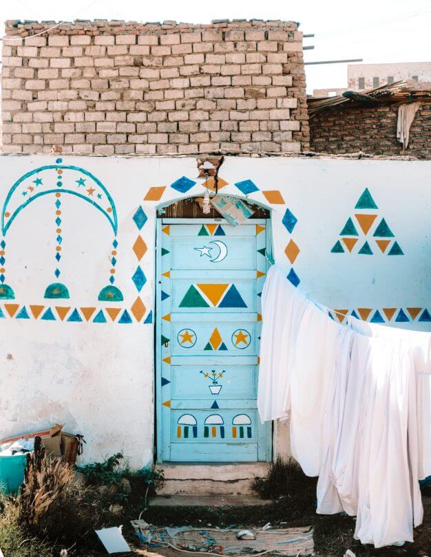 nubische dorp egypte kleurrijke deur