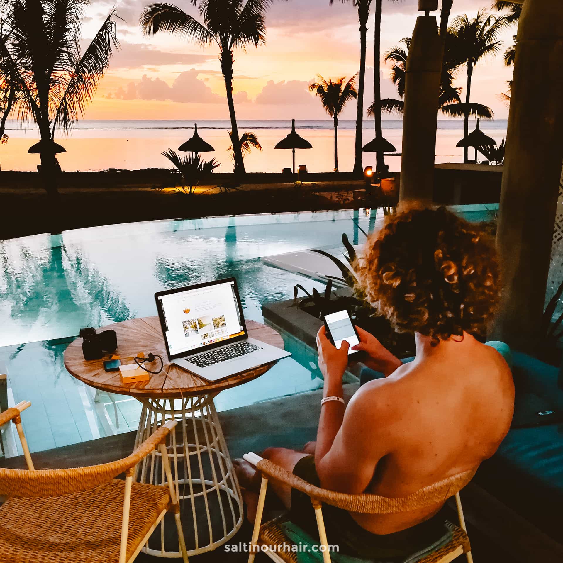 How to a Digital Nomad Travel & Make Money (Beginner's Guide)