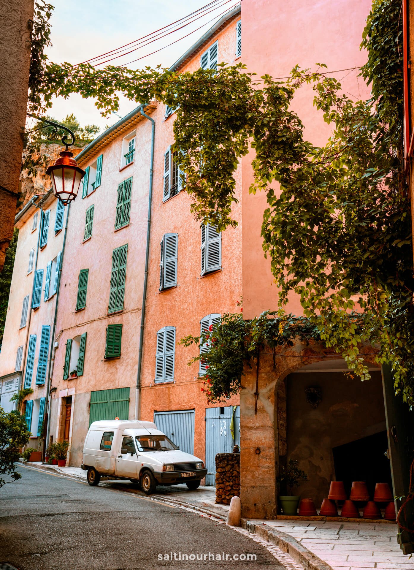 cotignac frankrijk kleurrijke straat