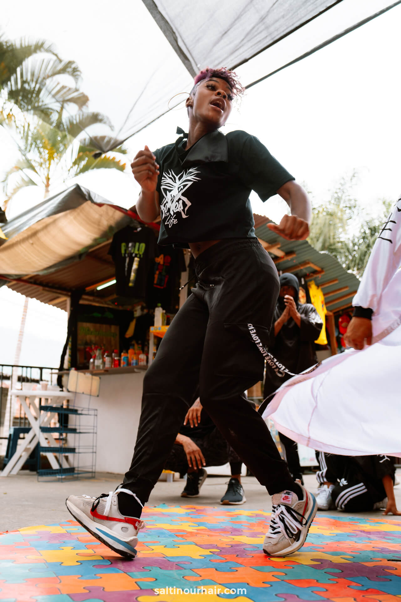 Comuna 13 medellin dancing