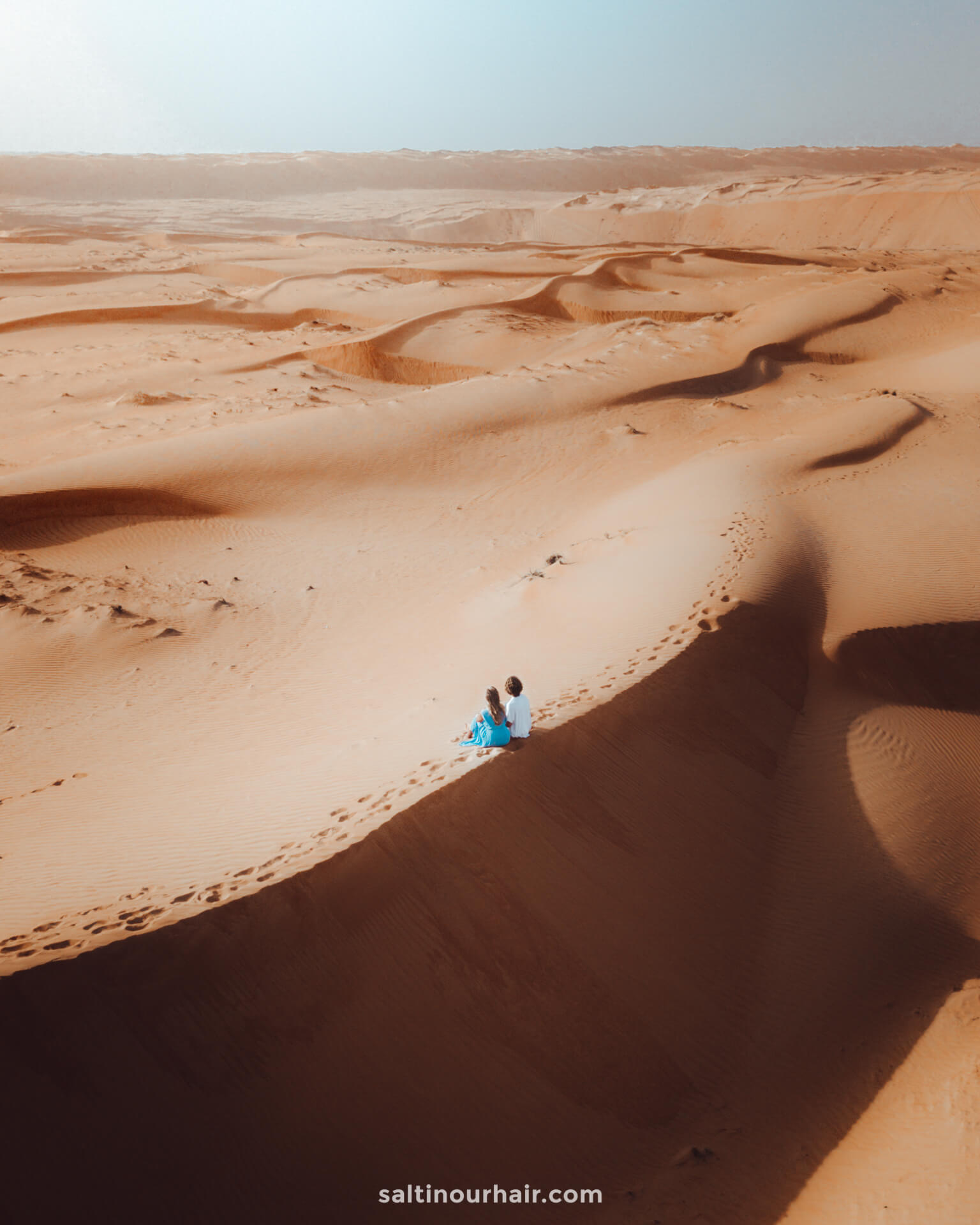 huur een auto in oman de woestijn