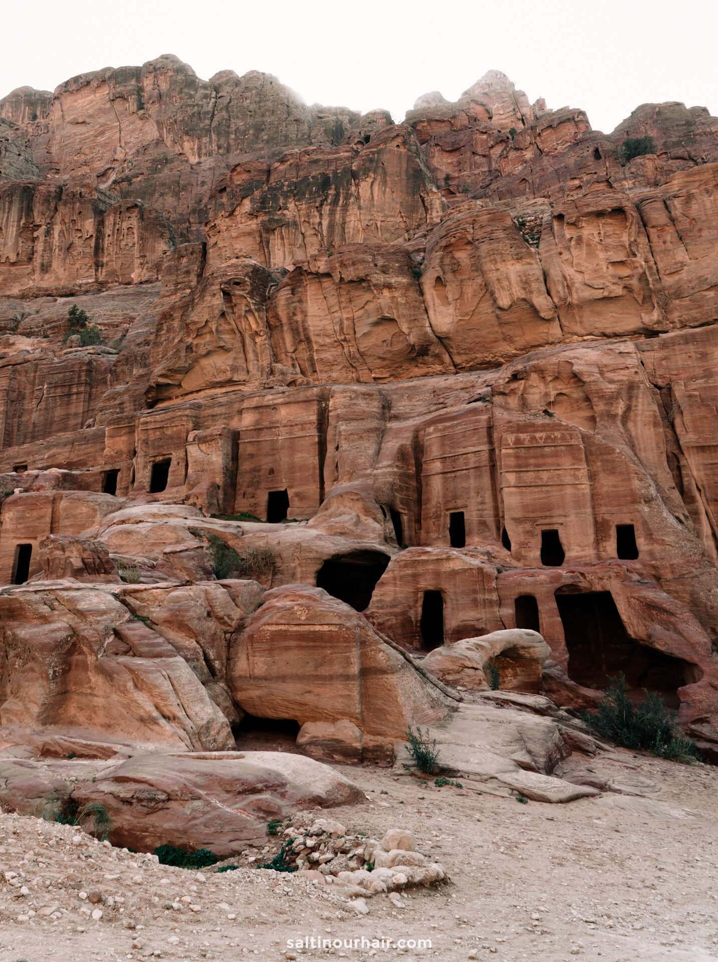 cave houses petra jordan