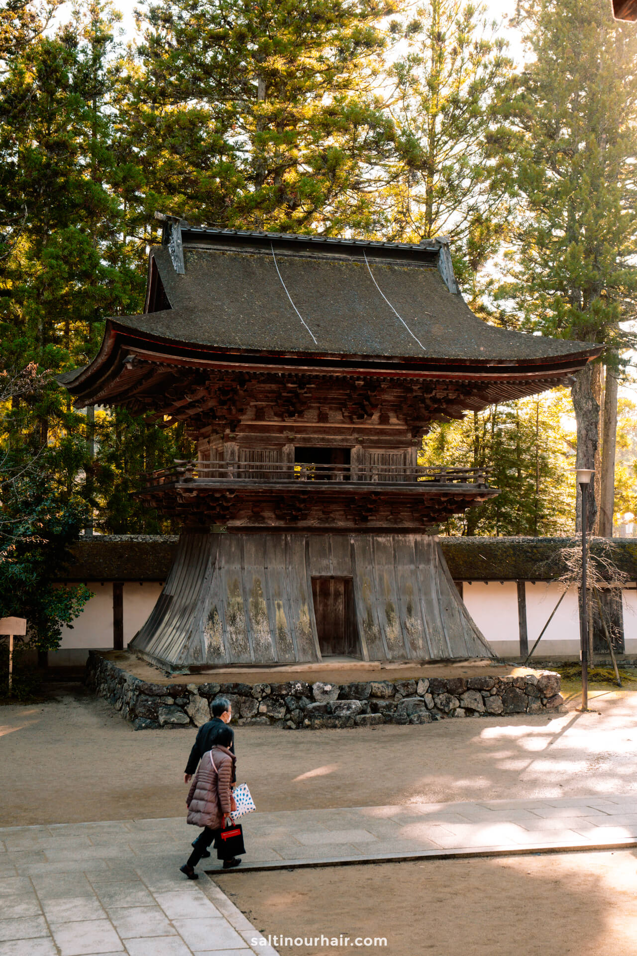couple walking koyasan temple Kongobu-ji