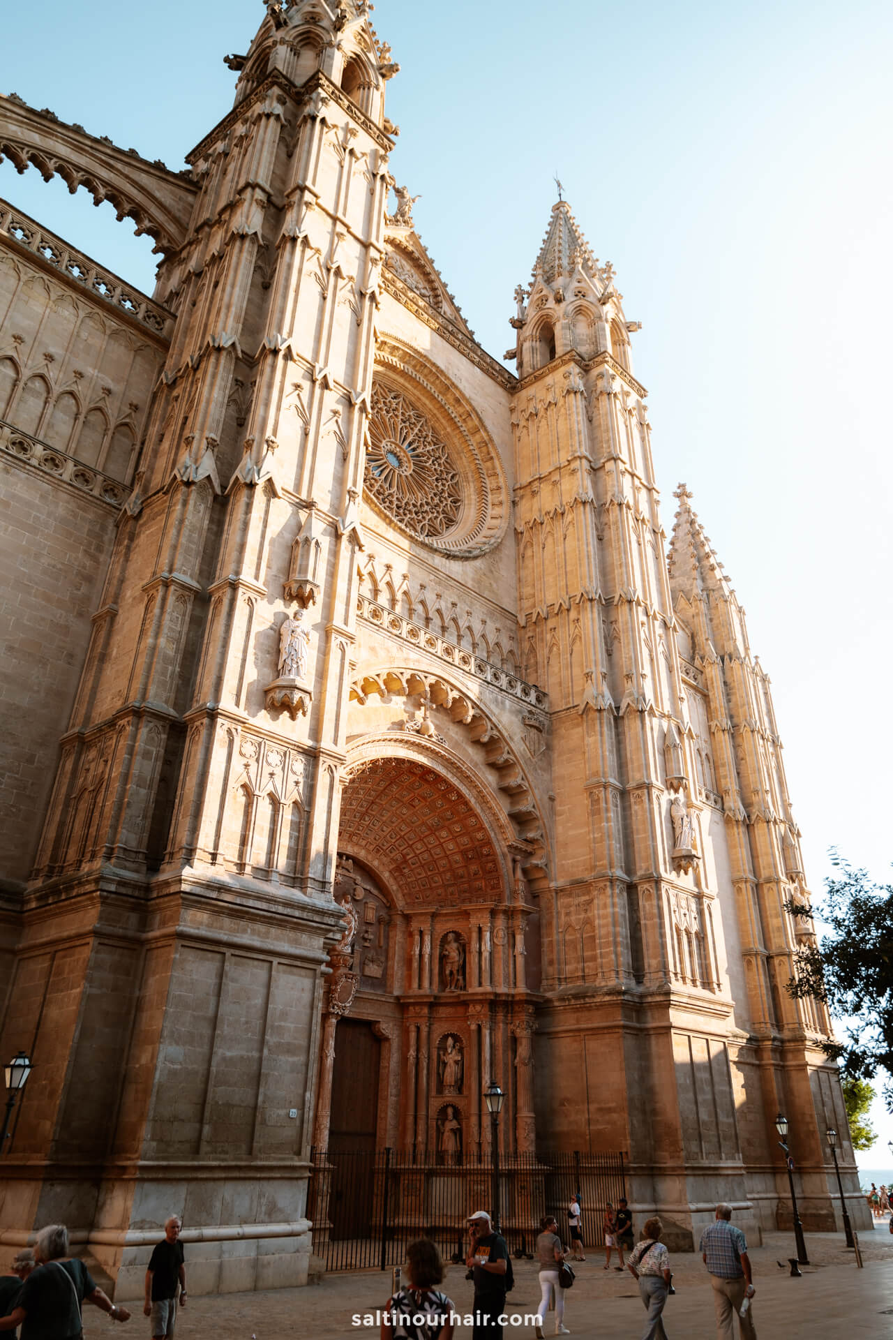 cathedral facade sunset things to do in Palma