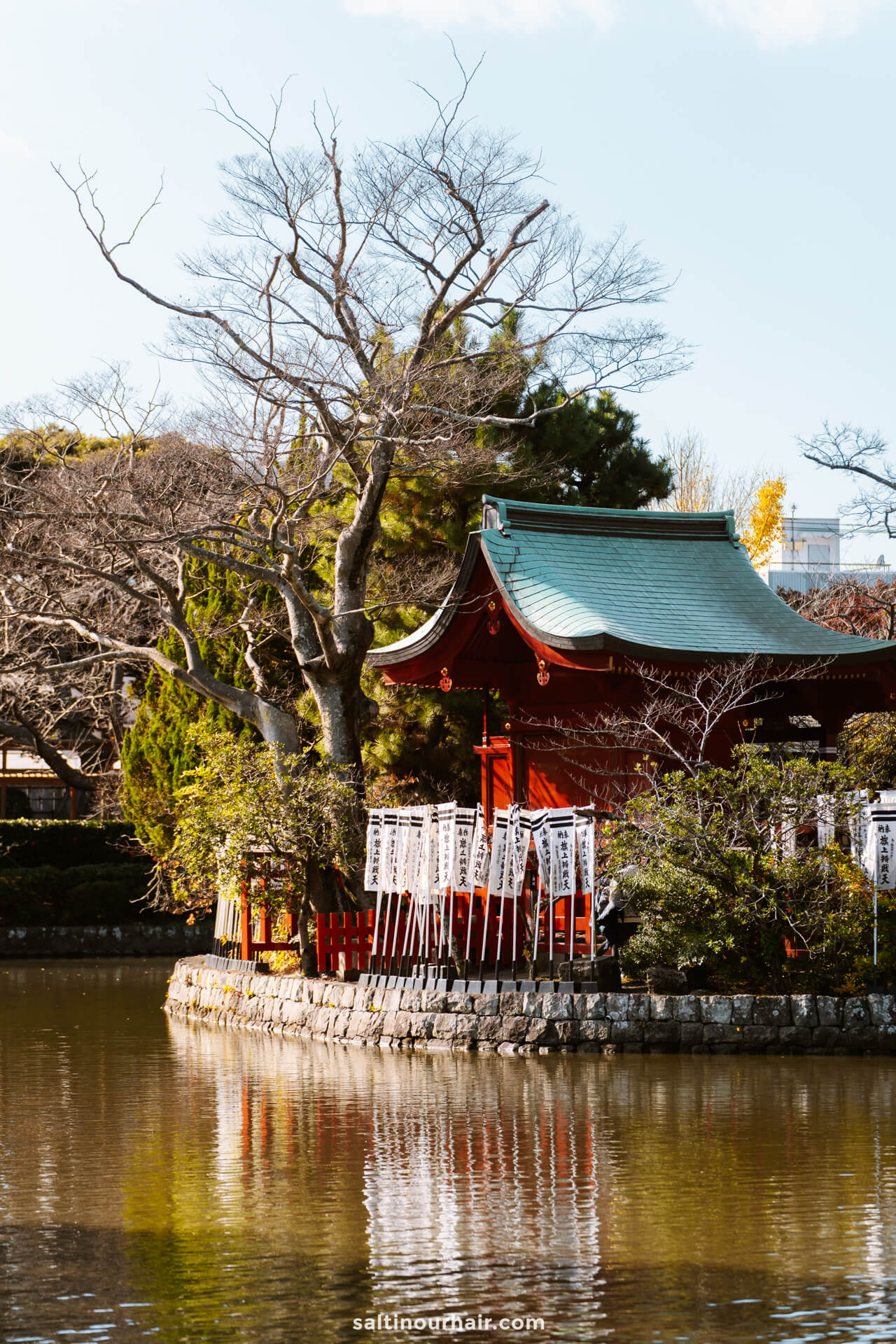 temple Tsurugaoka HachimangÅ« lake