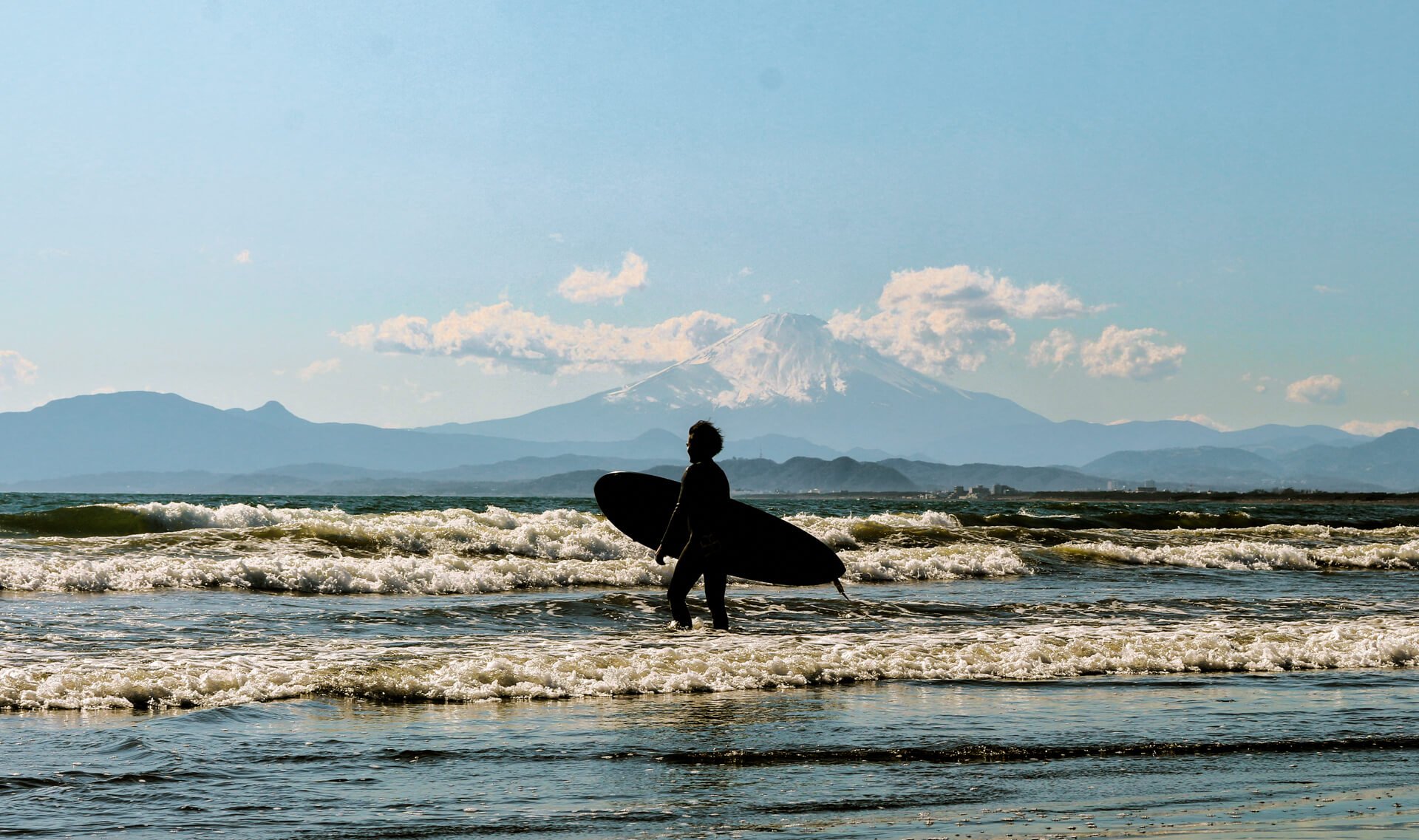 3 week japan itinerary view on mount fuji from the beach in kamakura