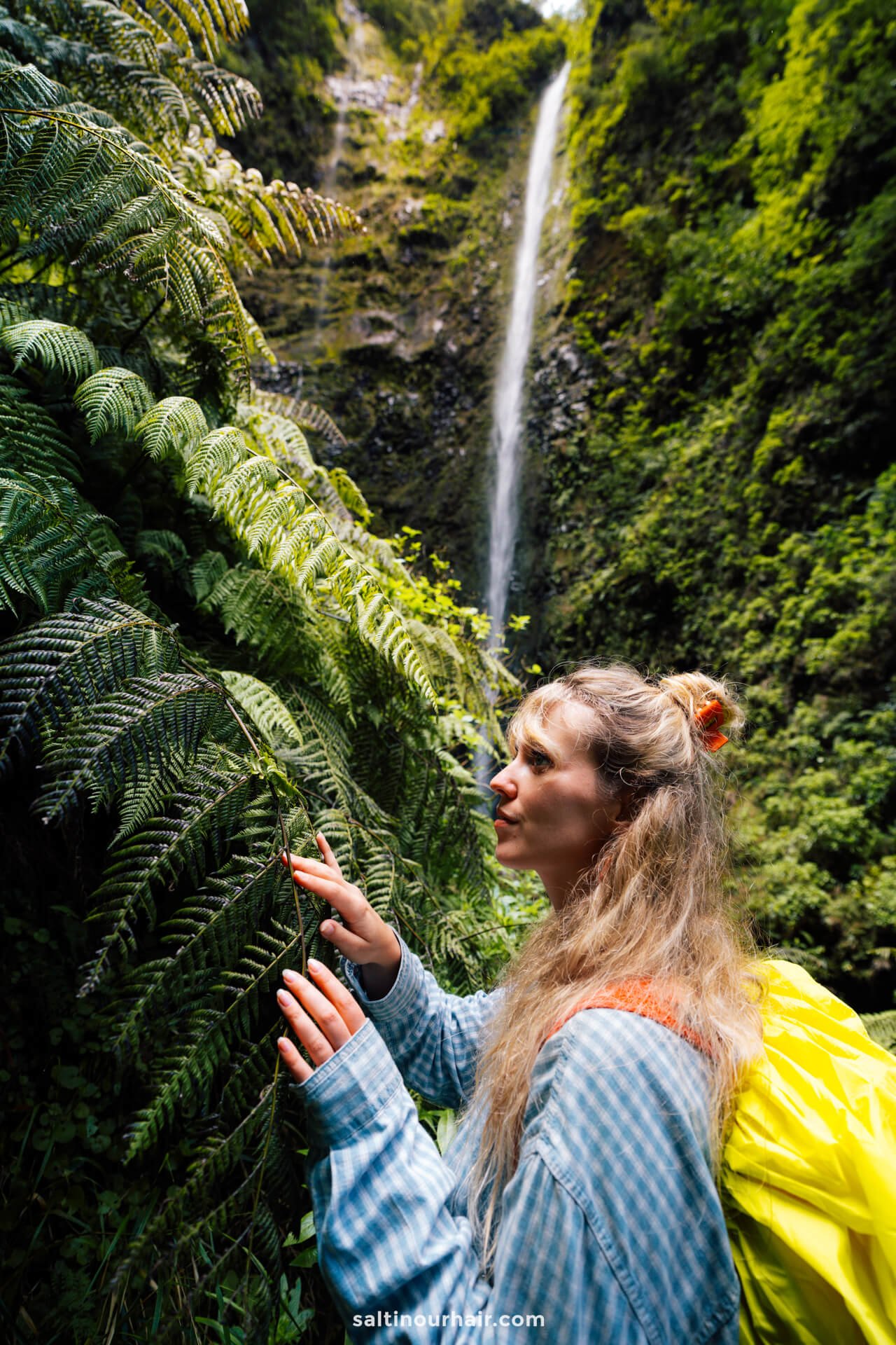 girl hiking pr9 Levada do Caldeirao Verde madeira